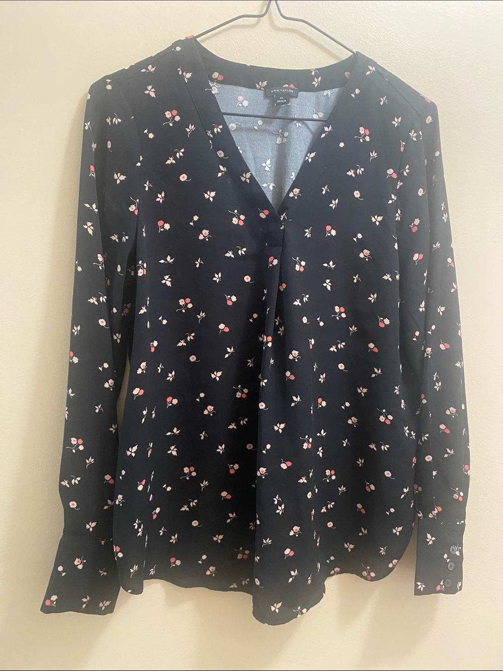 Ann Taylor Black Floral V-Neck Long-Sleeve Blouse